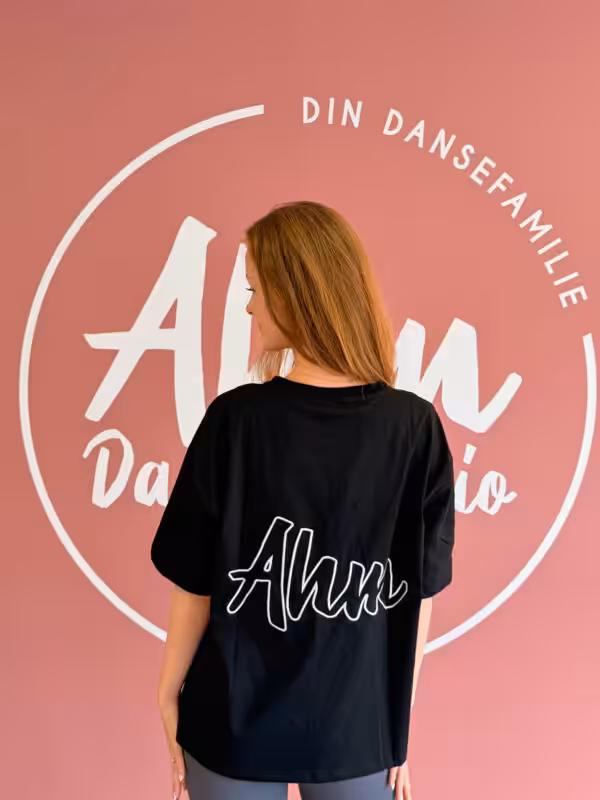 Oversize sort t-shirt med logo Oversize sort t-shirt med Ahm logo